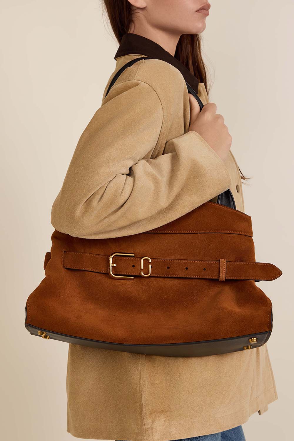 תמונת כל הלוק של תיק כתף דקוטה זמש